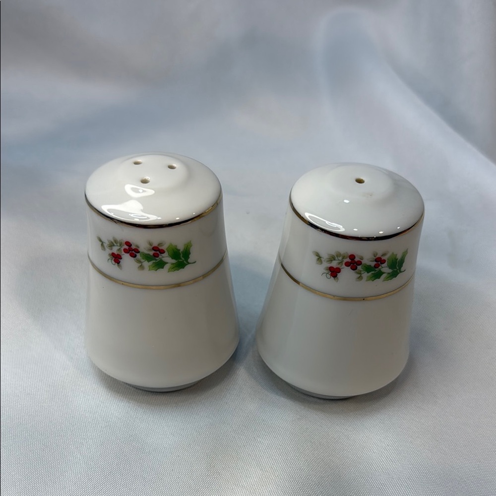 Vintage Lefton, Holly Berry Garden Salt and Pepper Shakers, White with Gold Trim